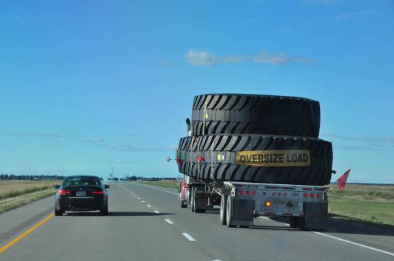 Caminhão leva enormes pneus nas estradas de Alberta, no Canadá